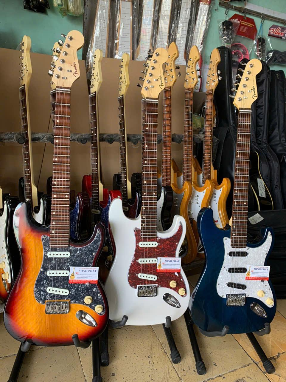 cua-hang-ban-dan-guitar-dien-fender-phim-lom-go-tu-nhien (1)