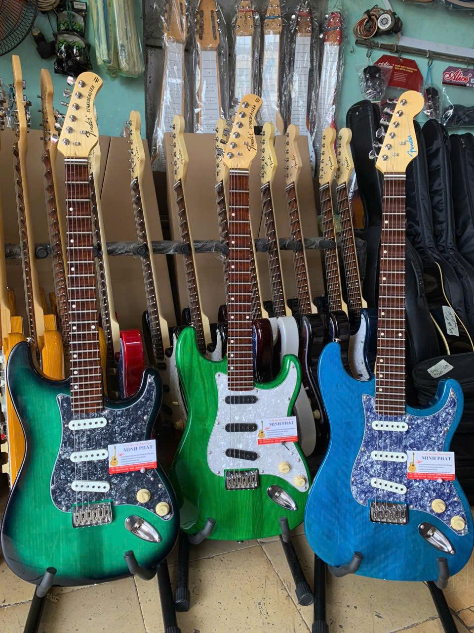 cua-hang-ban-dan-guitar-dien-fender-phim-lom-go-tu-nhien (2)