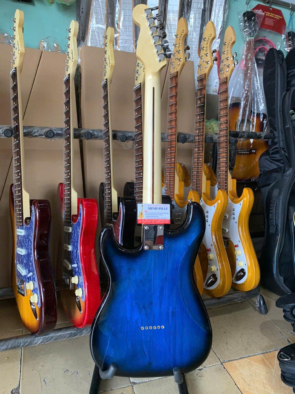 dan-guitar-dien-phim-lom-go-tu-nhien-mobin-dua-mau-xanh-duong (4)