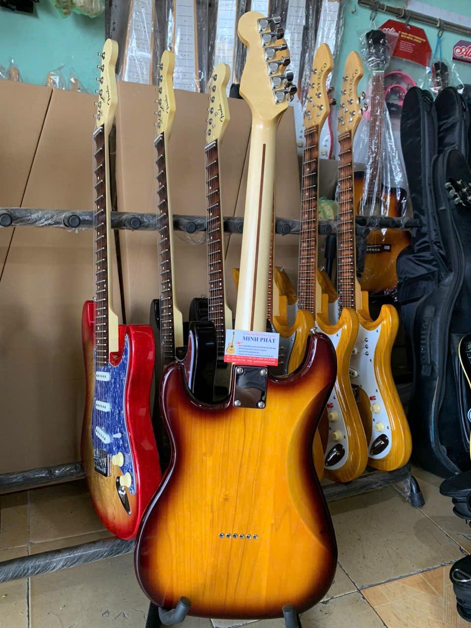 dan-guitar-phim-lom-fender-go-tu-nhien-mau-vang-nhat-mobin-dua (2)