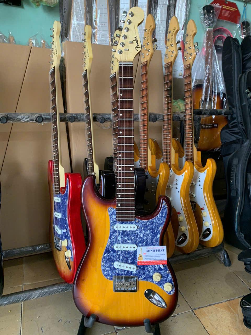 dan-guitar-phim-lom-fender-go-tu-nhien-mau-vang-nhat-mobin-dua (4)