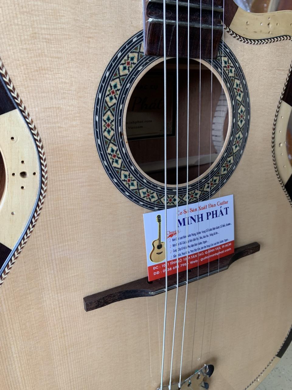 dan-guitar-vong-co-phim-lom-go-hong-dao-bac-phi-VC4 (1)
