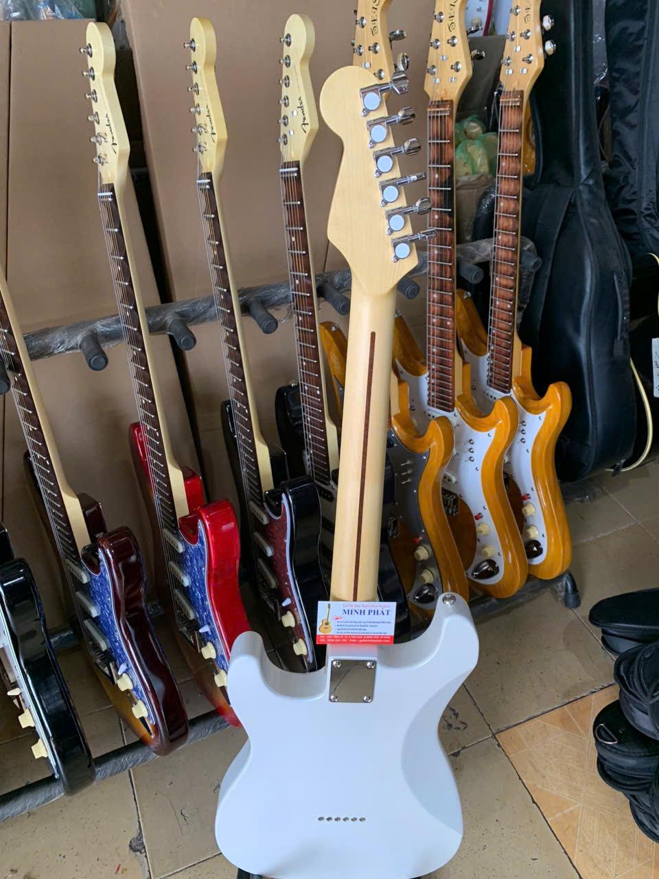 guitar-dien-phim-lom-fender-go-mau-trang (3)