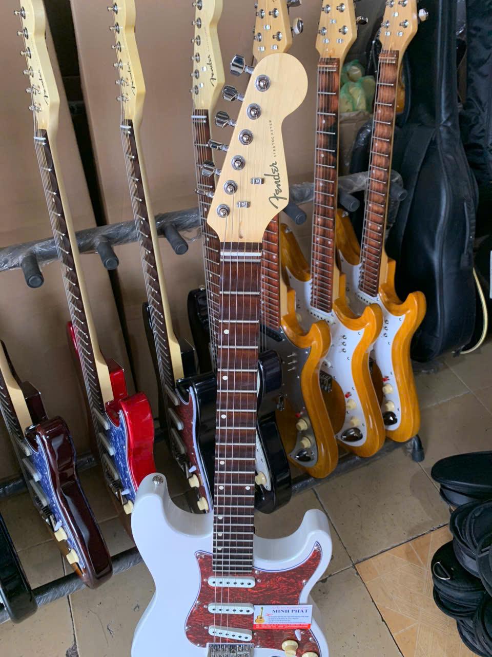 guitar-dien-phim-lom-fender-go-mau-trang (4)