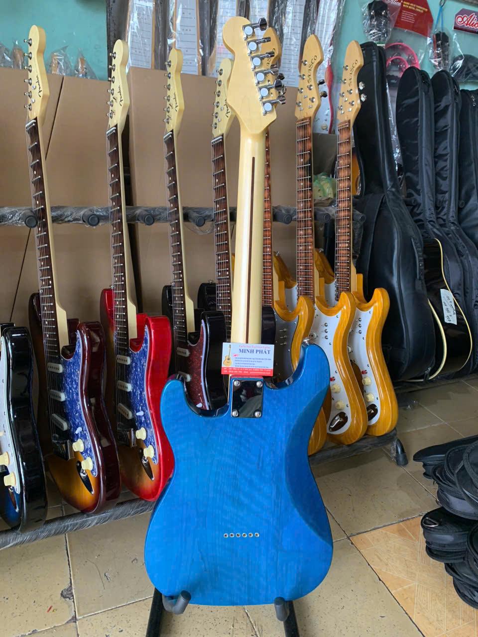 guitar-dien-phim-lom-fender-go-tu-nhien-mau-xanh-duong-nhat (2)