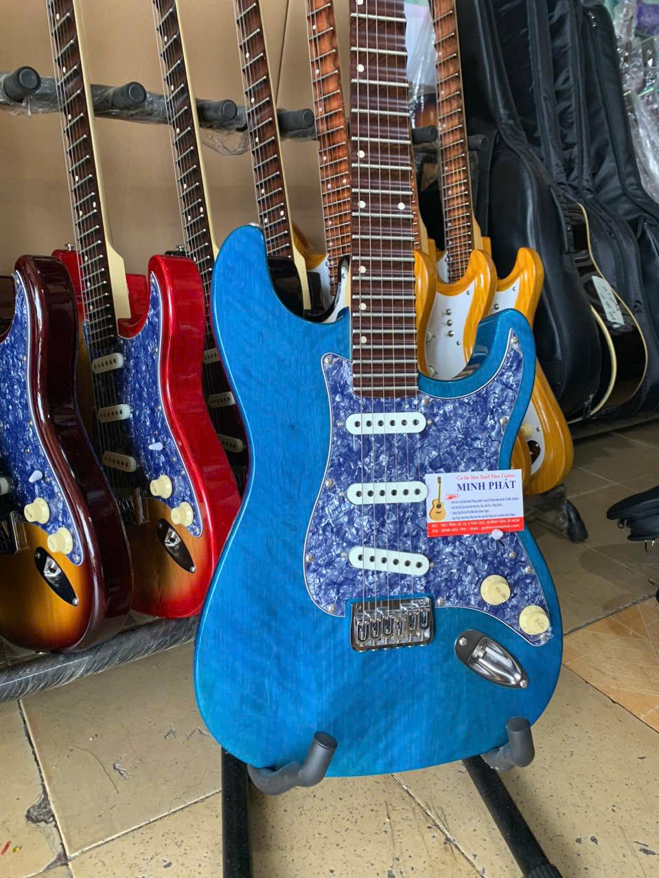 guitar-dien-phim-lom-fender-go-tu-nhien-mau-xanh-duong-nhat (4)