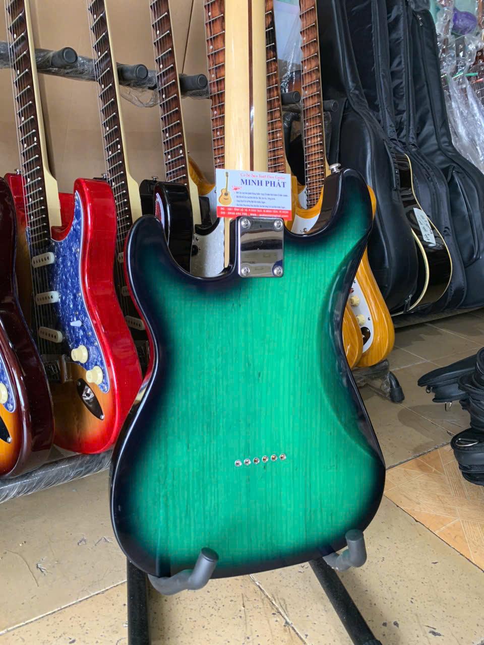guitar-dien-phim-lom-fender-go-xanh-la-vien-den (1)