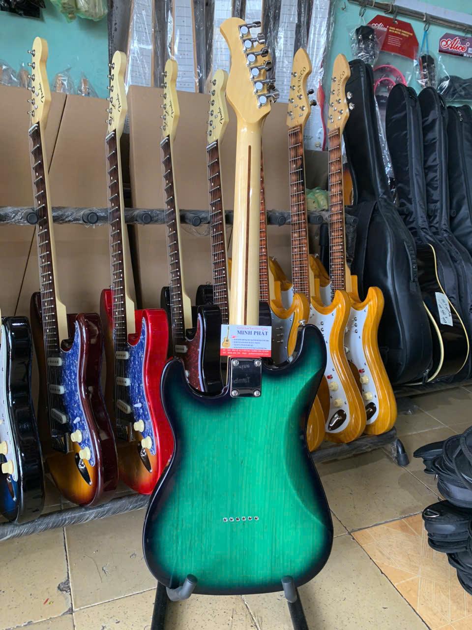 guitar-dien-phim-lom-fender-go-xanh-la-vien-den (2)