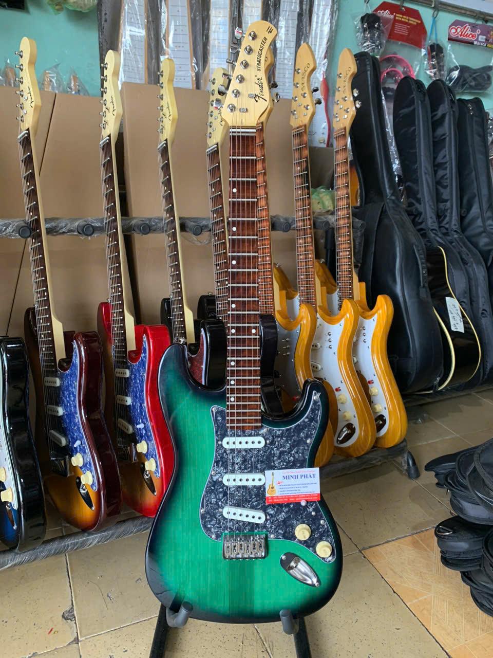 guitar-dien-phim-lom-fender-go-xanh-la-vien-den (3)