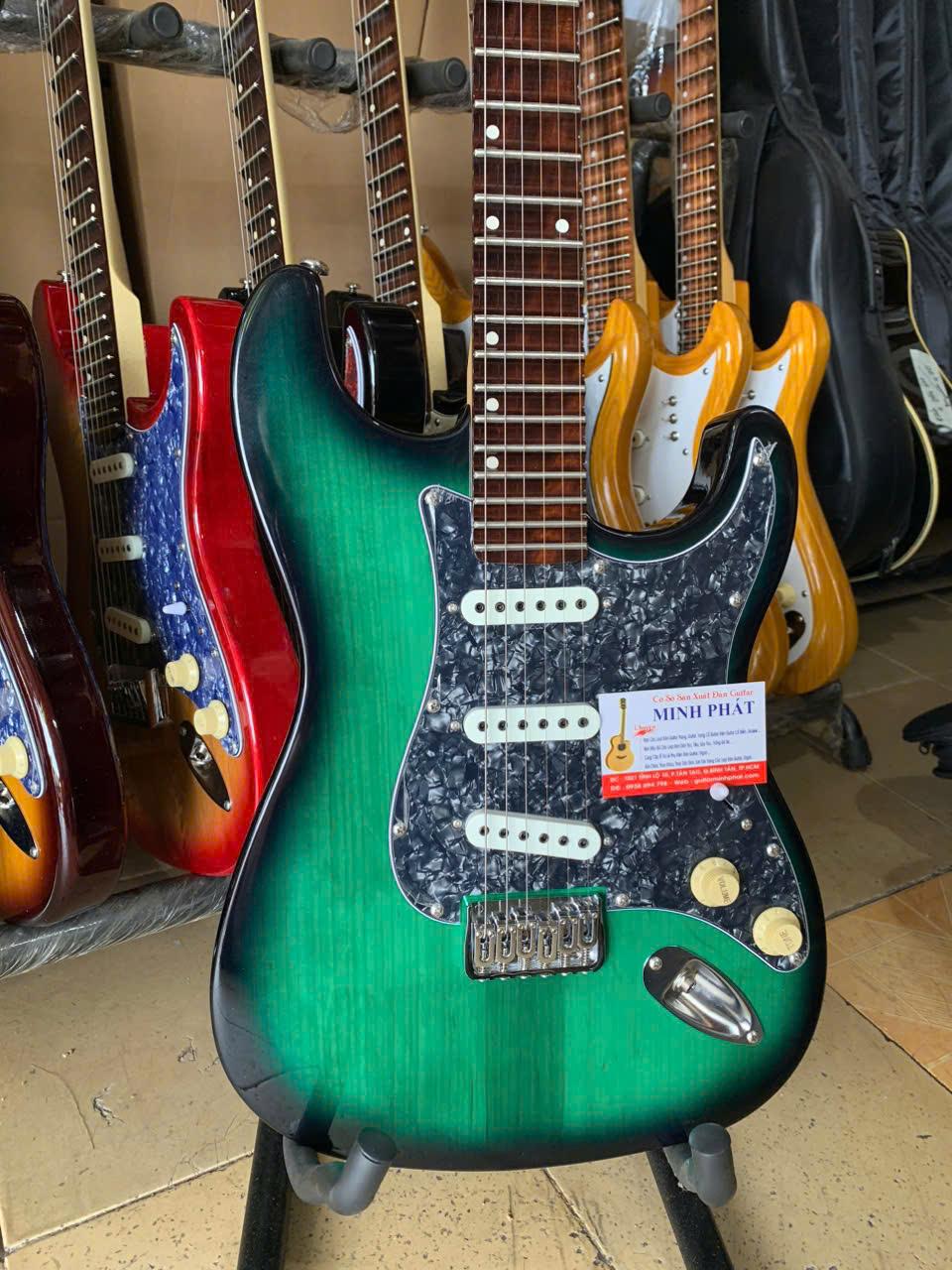 guitar-dien-phim-lom-fender-go-xanh-la-vien-den (4)