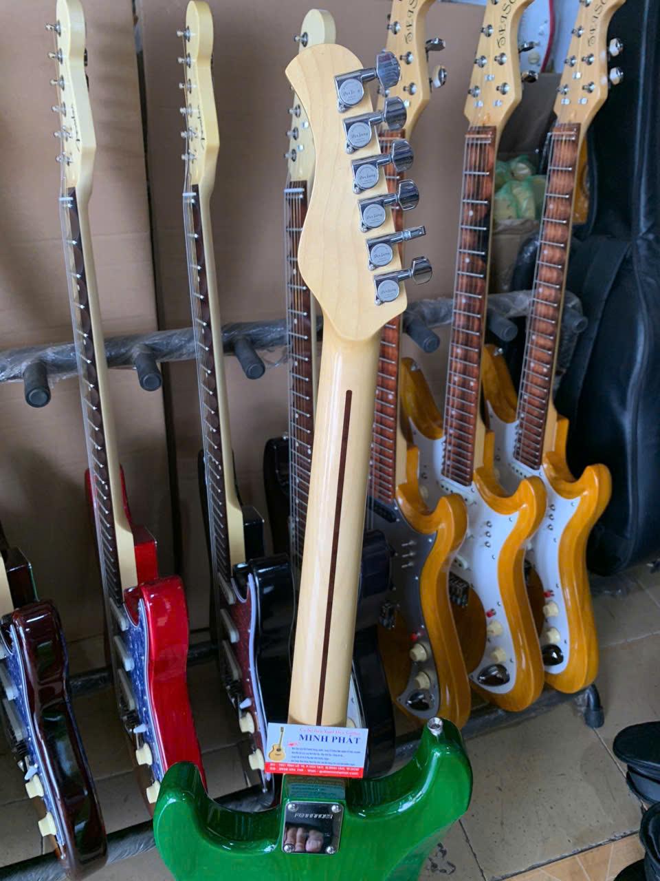 guitar-dien-phim-lom-go-tu-nhien-mau-xanh-la (1)