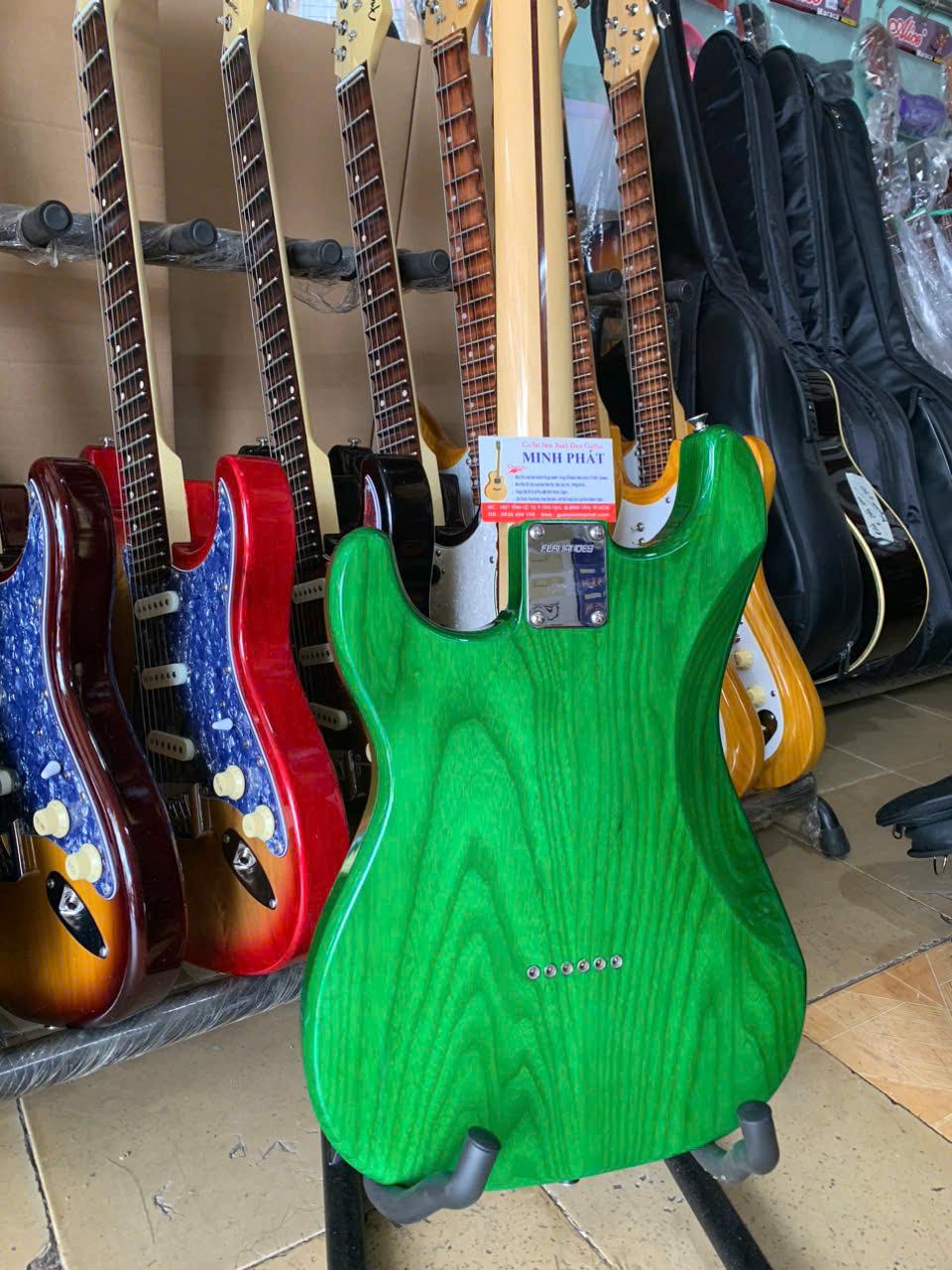 guitar-dien-phim-lom-go-tu-nhien-mau-xanh-la (2)