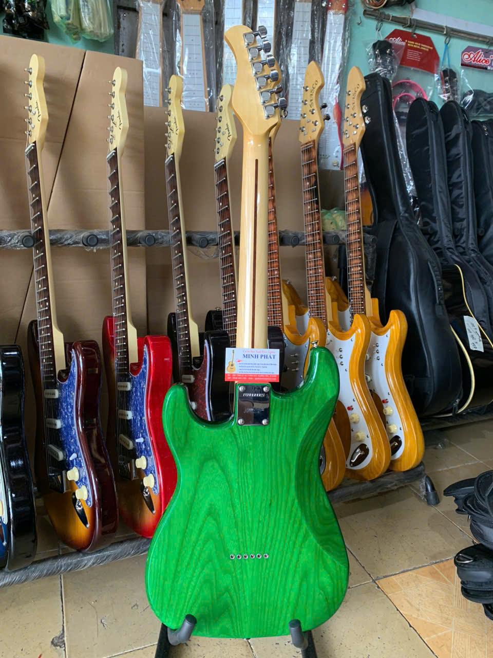 guitar-dien-phim-lom-go-tu-nhien-mau-xanh-la (3)