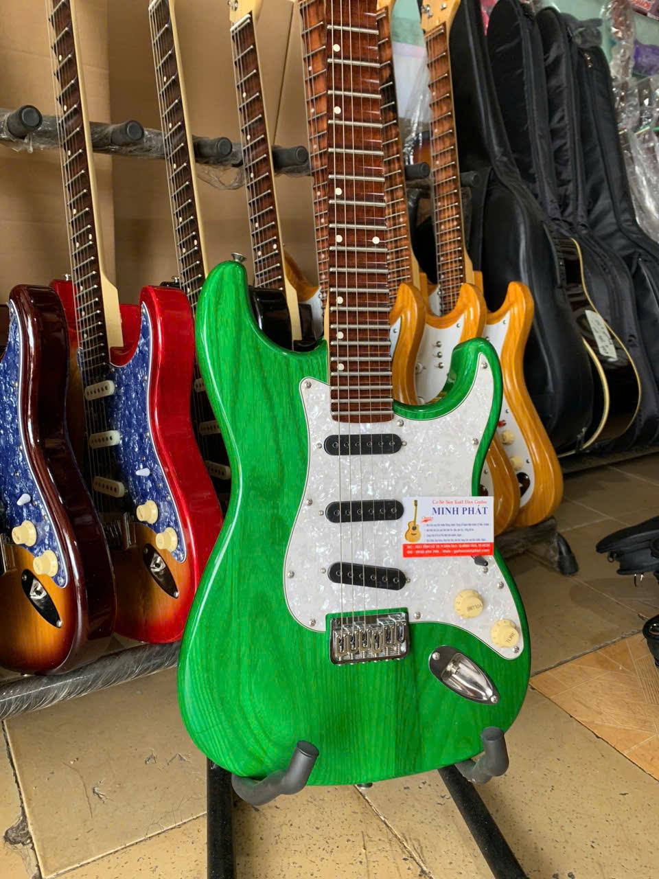 guitar-dien-phim-lom-go-tu-nhien-mau-xanh-la (5)
