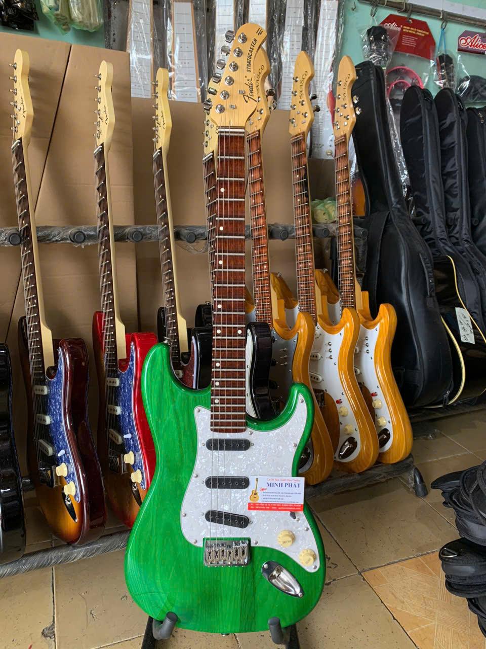 guitar-dien-phim-lom-go-tu-nhien-mau-xanh-la (6)