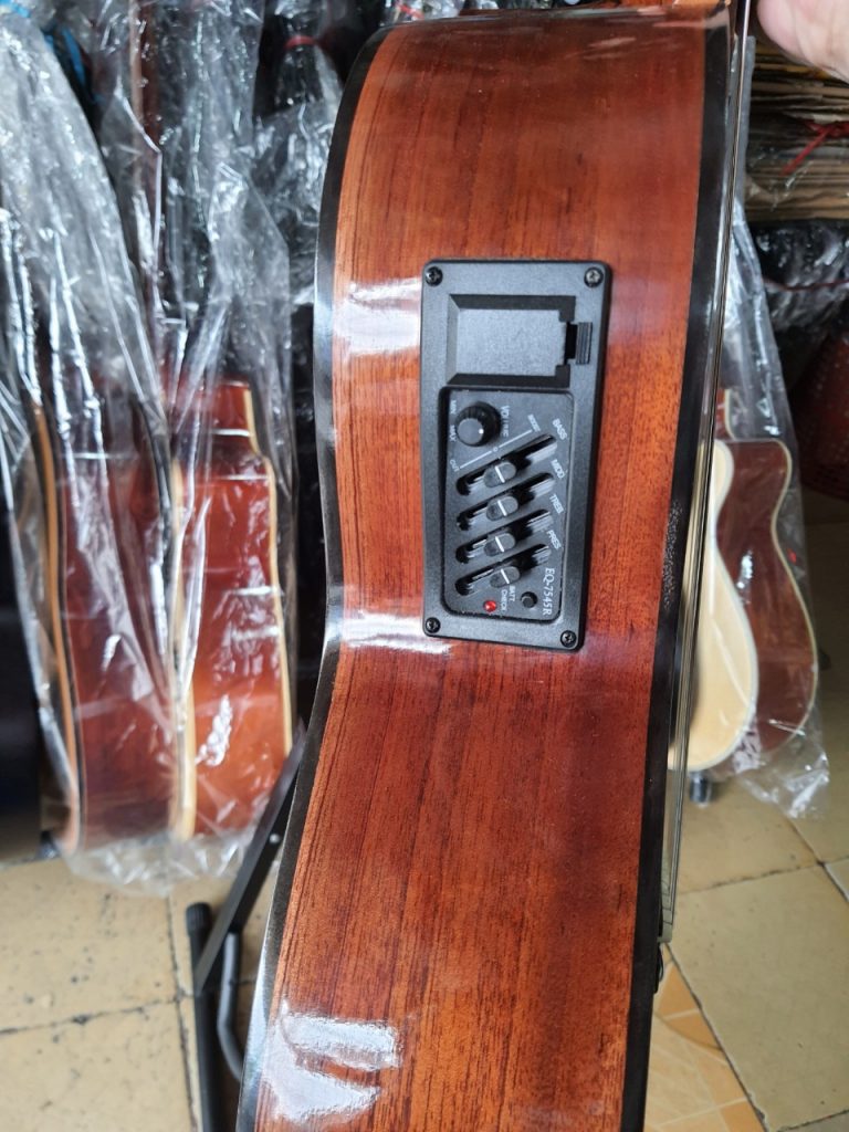 Đây là mẫu guitar Classic gỗ Hồng Đào nguyên tấm được gia công chắc chắn, tỉ mỉ, bền và đẹp , Action đàn được canh chỉnh thấp bấm rất êm tay không lo cong cần trong quá trình sử dụng.