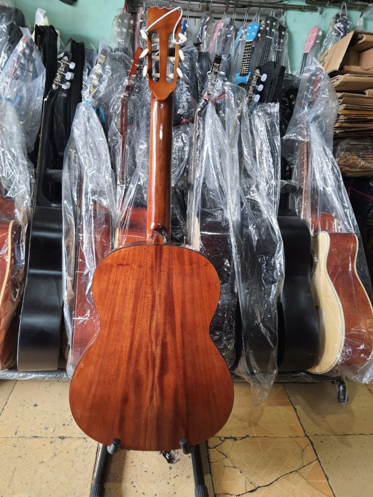 Đây là mẫu guitar Classic gỗ Hồng Đào nguyên tấm được gia công chắc chắn, tỉ mỉ, bền và đẹp , Action đàn được canh chỉnh thấp bấm rất êm tay không lo cong cần trong quá trình sử dụng.