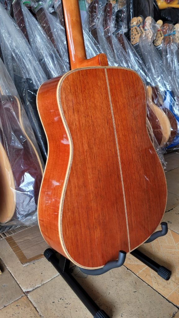 Chi tiết mặt lưng đàn được làm từ gỗ nguyên tấm 